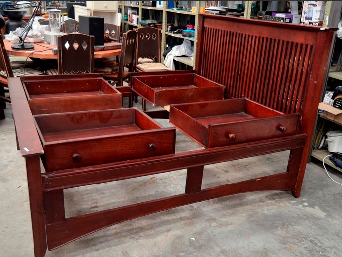 MAHOGANY QUEEN SIZE BED WITH 4 STORAGE DRAWERS