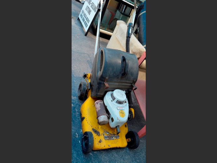 ROBIN PETROL LAWNMOWER WITH GRASS CATCHER [Needs a service, untested]
