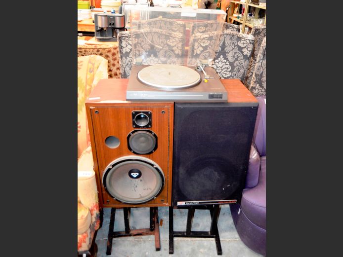 DUAL CS514 SEMI-AUTOMATIC TURNTABLE & PAIR CERWIN VEGA SPEAKERS, 38 x 32 x 63cm [Switch on, untested further, veneer peeling on speakers] [31,42]