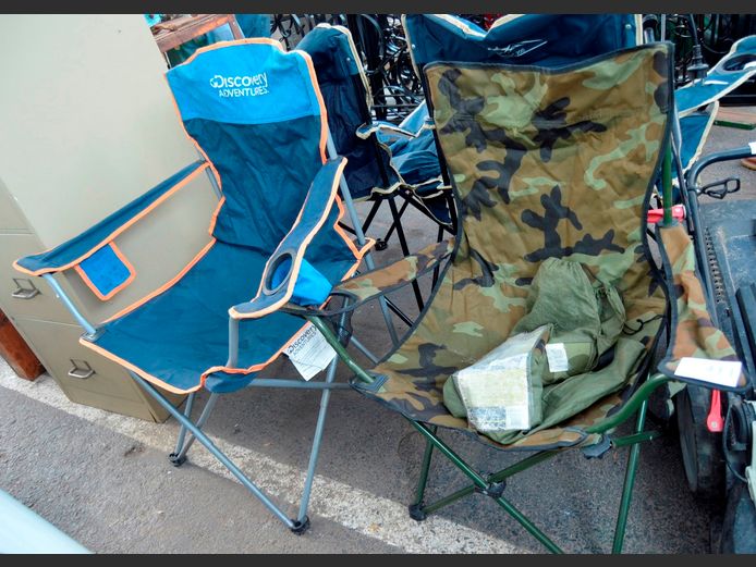 LOT: 2 x CAMPING CHAIRS