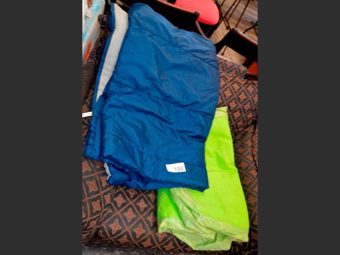 LOT: 2 x SLEEPING BAGS