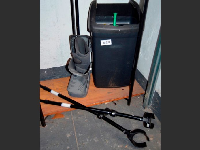 MOON BOOT, CRUTCHES, etc