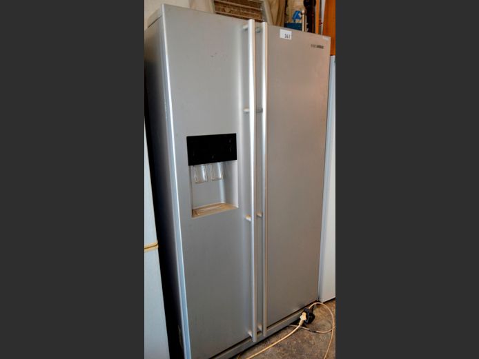 SAMSUNG SIDE-BY-SIDE FRIDGE FREEZER WITH WATER DISPENSER [Getting cold]