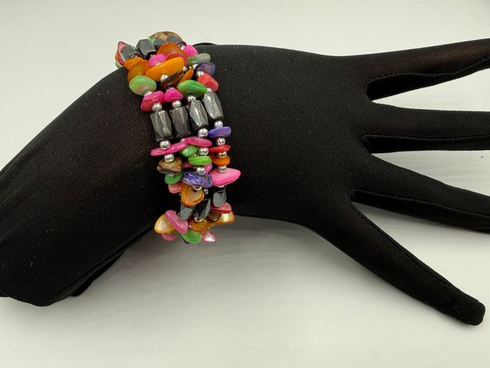 Unique jewellery with magnets allowing it to be used as a necklace or a bracelet