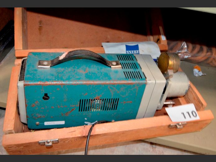 VINTAGE PROJECTOR IN CASE [Switches on, untested further]