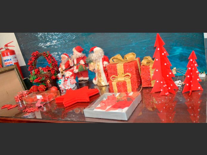 LOT: CHRISTMAS DECORATIONS