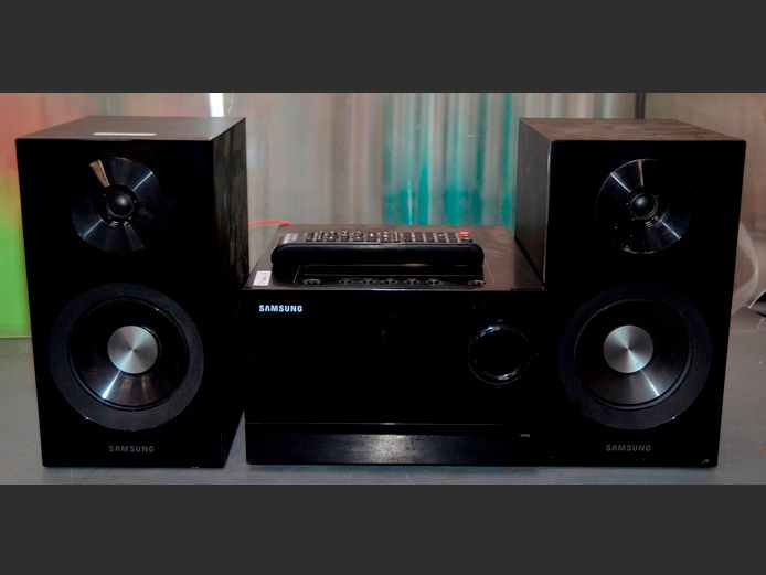 SAMSUNG MINI HI-FI WITH PAIR SPEAKERS [Faulty]
