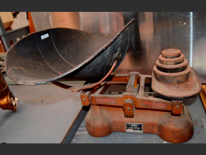 W & T AVERY, BIRMINGHAM, ANTIQUE SCALE WITH WEIGHTS, 55 x 48 x 38cm