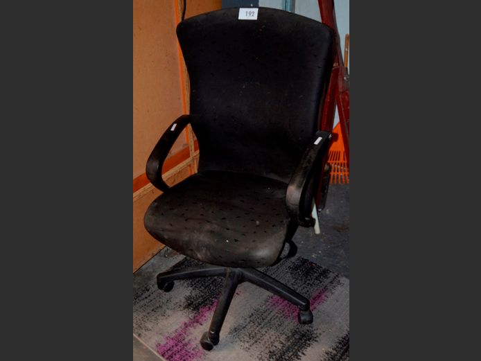 BLACK SWIVEL OFFICE CHAIR [Needs a clean]