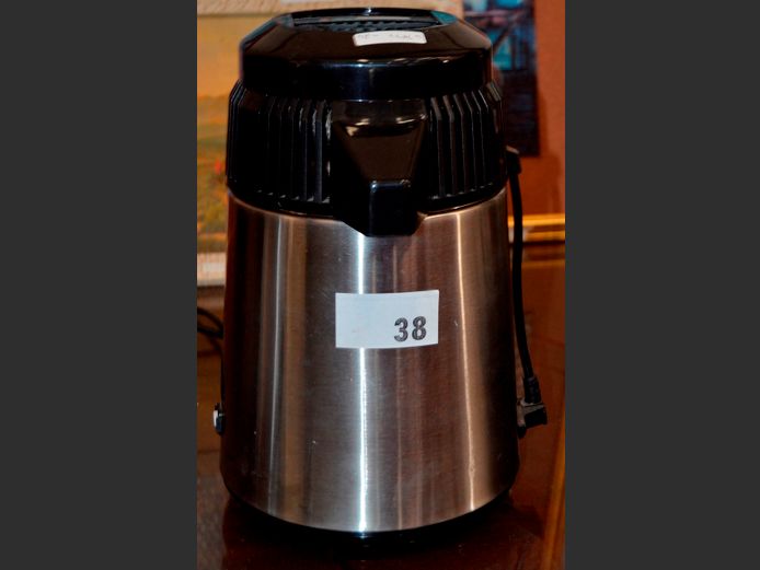 4.5 LITRE ELECTRIC WATER DISTILLER [Switches on, untested further]