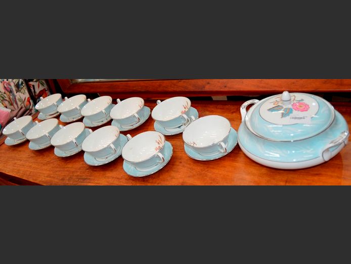 ROYAL IMPERIAL SET OF 11 TWIN-HANDLED SOUP BOWLS, 11 x TEA CUP SAUCERS & A LIDDED SERVING DISH