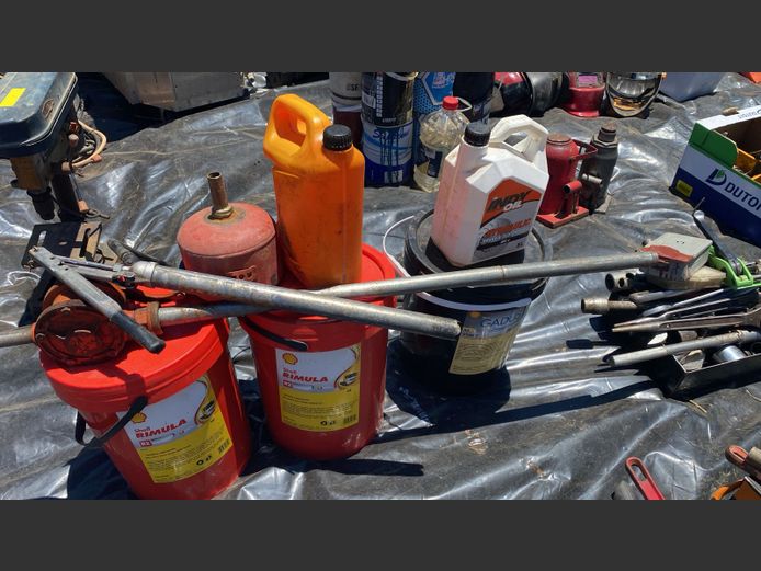 Oil and grease an oil pumps