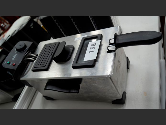 SUNBEAM STAINLESS STEEL DEEP FRYER [Switches on, untested further]