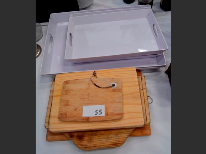 WOODEN CHOPPING BOARDS & WHITE MELAMINE TRAYS