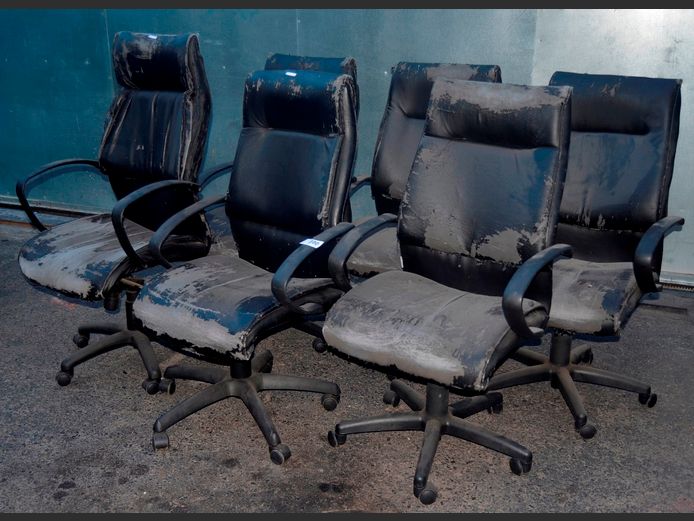 SET OF 6 BLACK LEATHER TOUCH SWIVEL OFFICE CHAIRS [Peeling]
