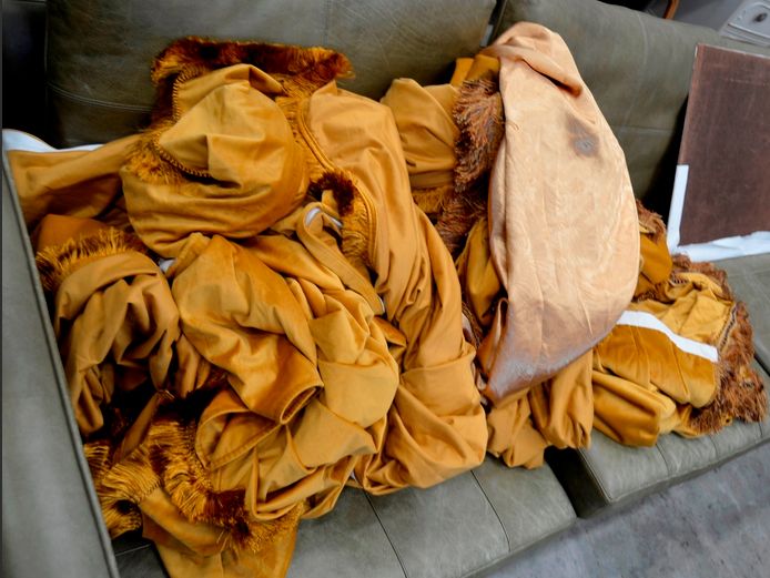 LOT: GOLD DRAYLON DRAPES