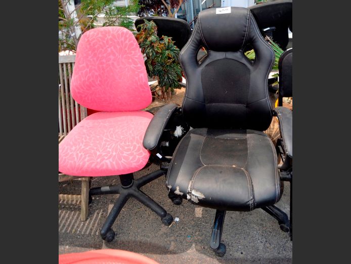BLACK LEATHER TOUCH OFFICE CHAIR & A PINK SWIVEL TYPIST'S CHAIR [Leather touch peeling, Hole to upholstery on typist's chair]