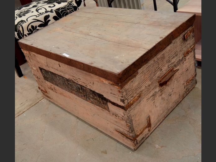 VINTAGE OREGON PINE KIST, 75 x 51 x 41cm [Needs some TLC]