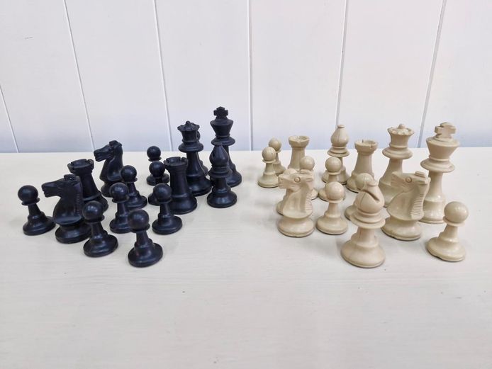 Staunton Style Plastic Chess Pieces Set – Weighted with Felt Bases