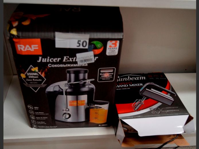 SUNBEAM HAND MIXER & A JUICE EXTRACTOR [Switch on, untested further]