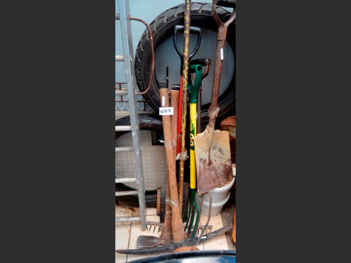 ASSORTED GARDEN TOOLS