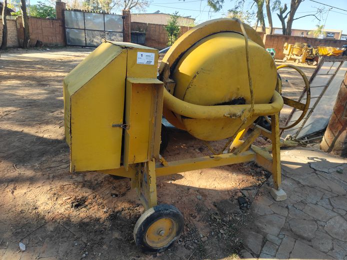 LISTER DIESEL CONCRETE MIXER (RUNNING)