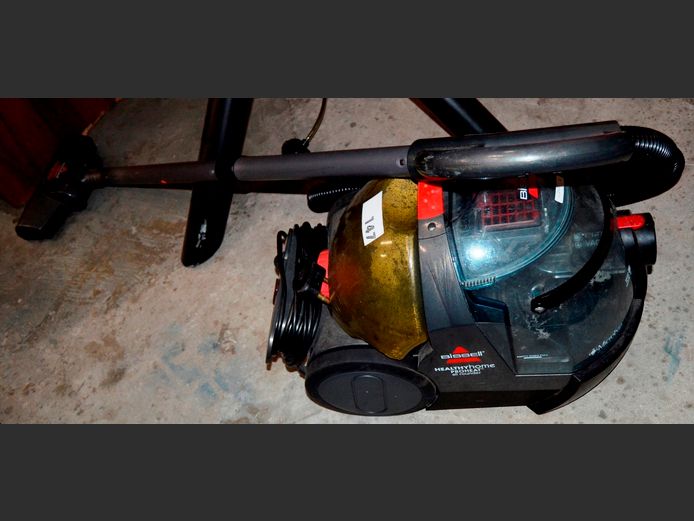 BISSELL HEALTHY HEAT ALLROUNDER VACUUM CLEANER [Switches on]