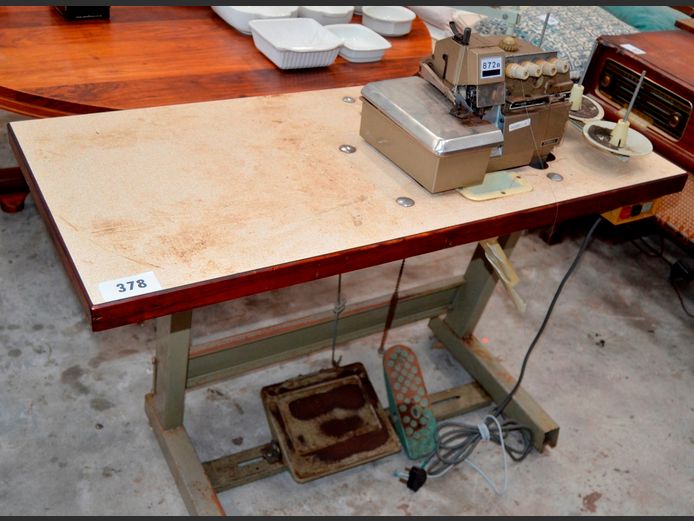 SINGER INDUSTRIAL OVERLOCKER, 108 x 51 x 155cm [Switches on]