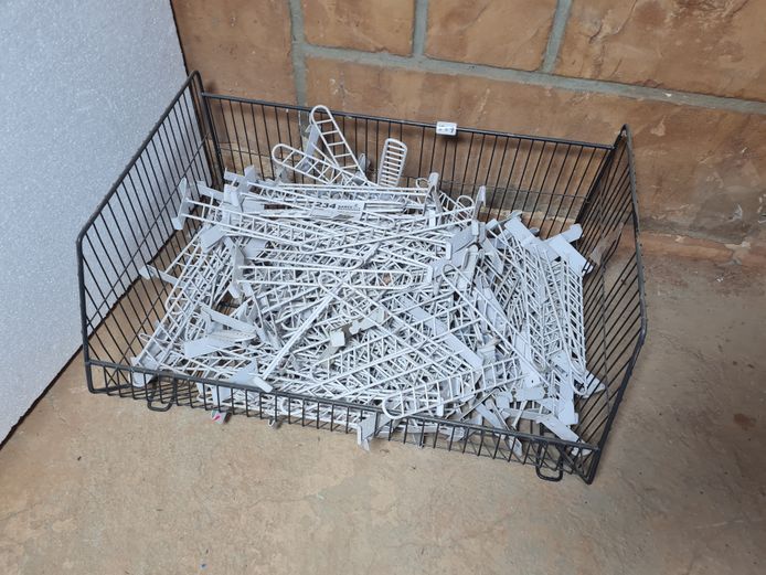 WIRE MESH BASKETS AND HANGING HOOKS