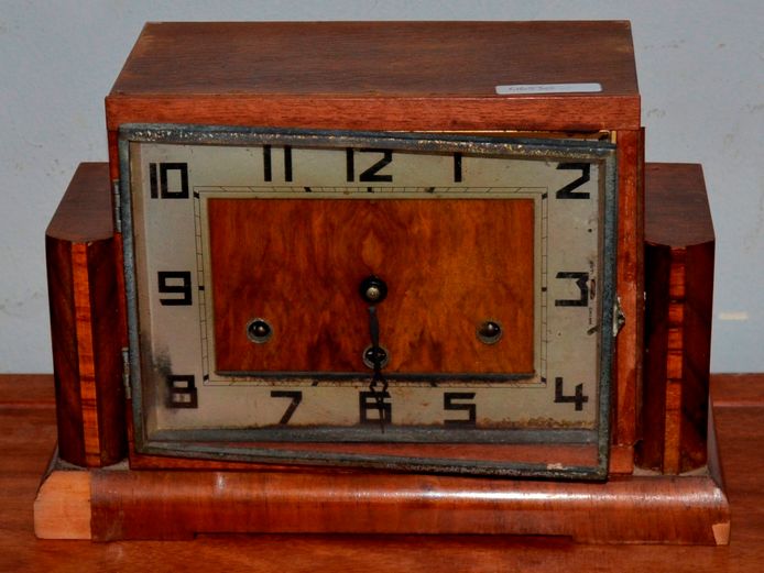 ART DECO MANTLE CLOCK WITH KEY, 32.5 x 12 x 21.5cm [In need of restoration]
