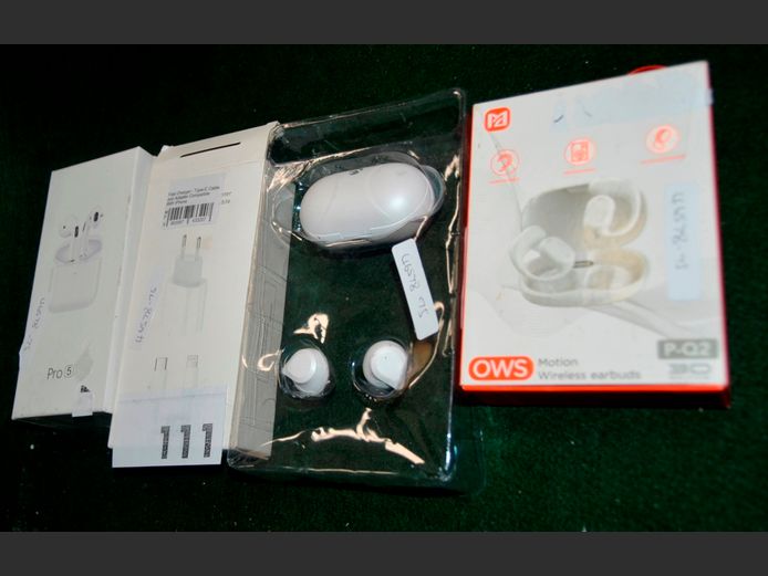 VARIOUS EARPODS & A LIGHTNING CHARGER [Untested]
