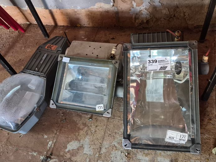 3 X OUTDOOR LIGHTS