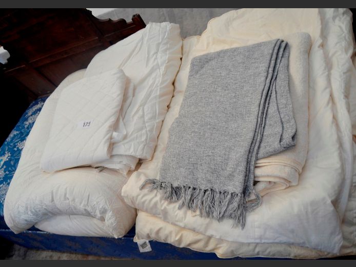 LOT: DUVET INNERS, FLEECY BLANKET, THROW, etc [168,170]