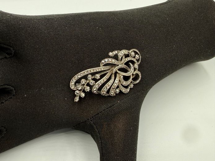 Sterling Silver Vintage floral knot design brooch with stones