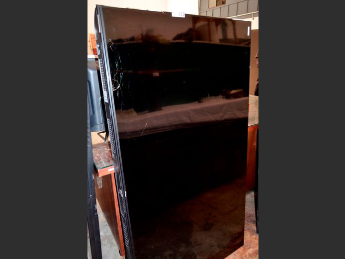 HISENSE 70" TV [Switches on, Screen cracked] ### LICENCE PLEASE ###