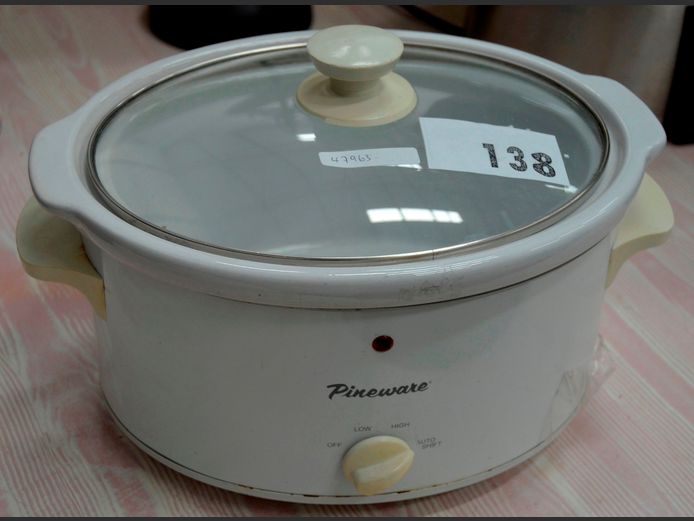 PINEWARE 3.5 LITRE SLOW COOKER [Switches on, untested further]
