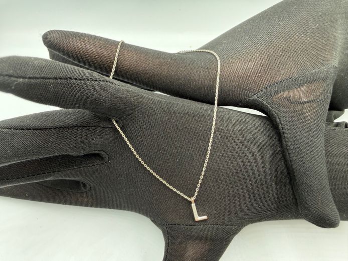 Silver coloured chain necklace with "L" charm