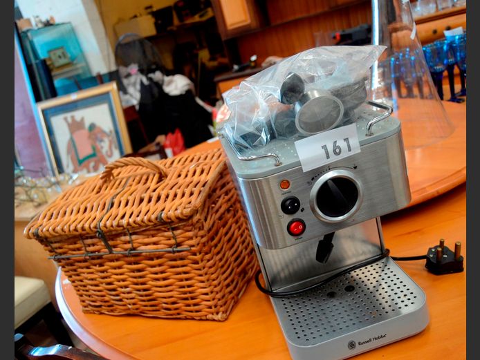 LOT: RUSSELL HOBBS COFFEE MACHINE [Switches on, untested further] & A WICKER PICNIC BASKET