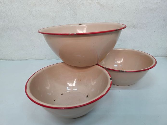 Vintage Enamelware Nesting & Serving Bowls with Red Rims – Set of 3