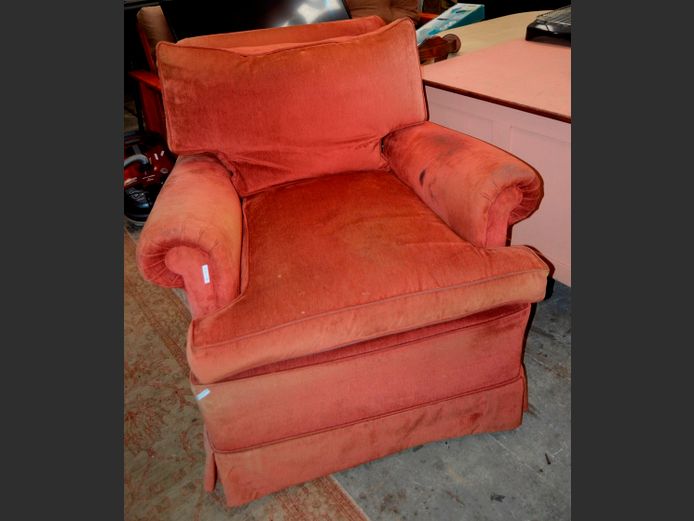 DUSTY PINK UPHOLSTERED ARMCHAIR [Needs a clean]