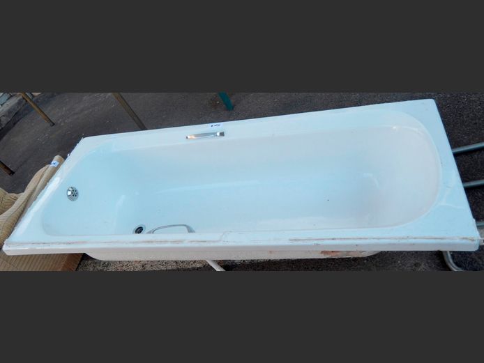 WHITE GLASS FIBRE BATH, 168 x 70cm