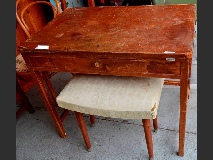 TEAK FINISH SINGLE DRAWER DESK & RETRO STOOL, Desk = 91 x 60 x 75cm; Stool = 55 x 34 x 50cm [Desk damaged]