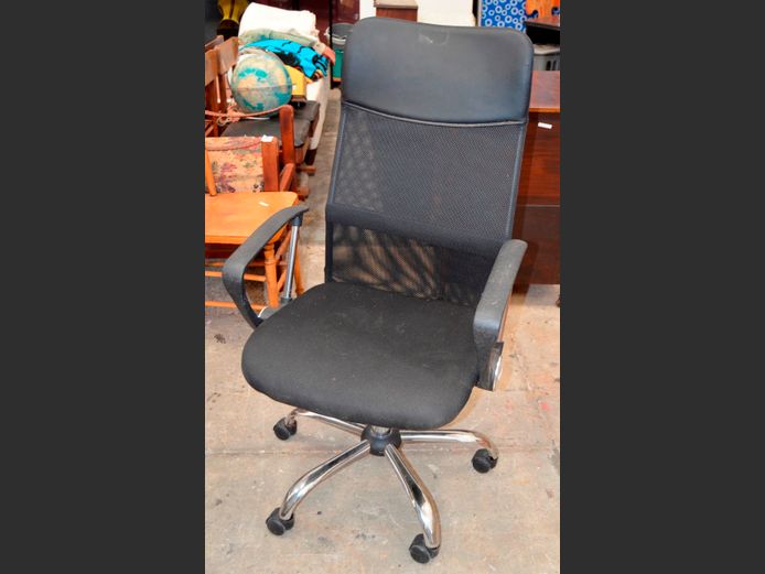 BLACK SWIVEL OFFICE CHAIR