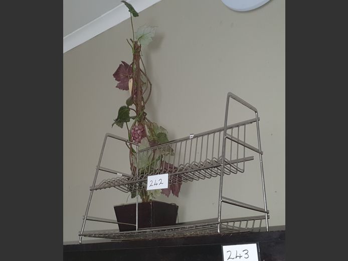 LOT: EVERLASTING FLOWER IN POT & A STAILESS STEEL DISH DRYING RACK