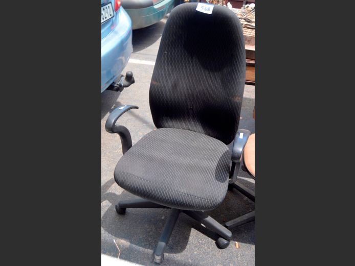 BLACK SWIVEL OFFICE CHAIR