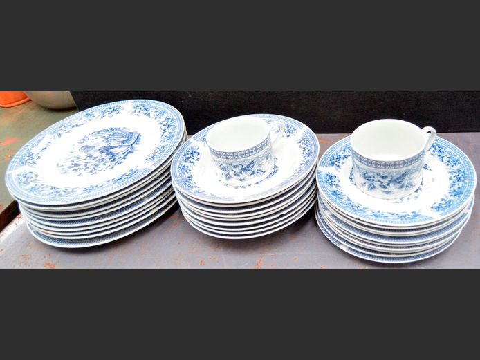 ROYAL ENGLAND BLUE & WHITE 32-PIECE PART DINNER SET [Chips to some pieces]