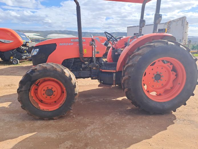 Kubota M8540 DTH open station