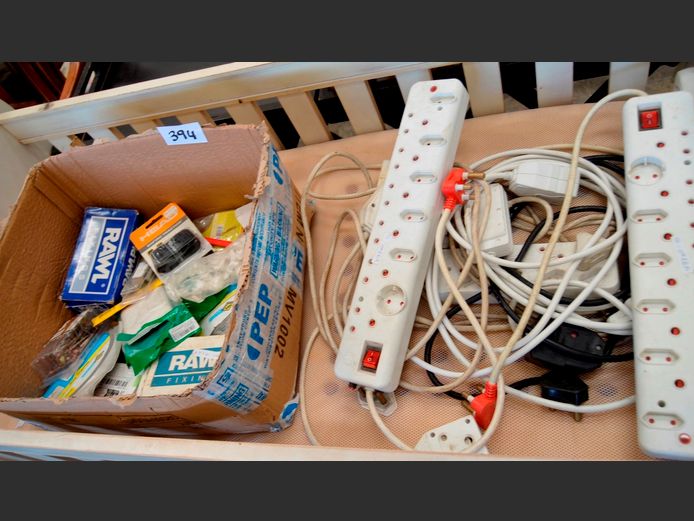 LOT: MULTI-PLUGS, EXTENSION LEADS, ELECTRICAL FITTINGS, etc