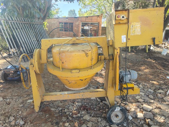 ELECTRIC CONCRETE MIXER - WORKING, NEEDS STARTING CAPACITOR