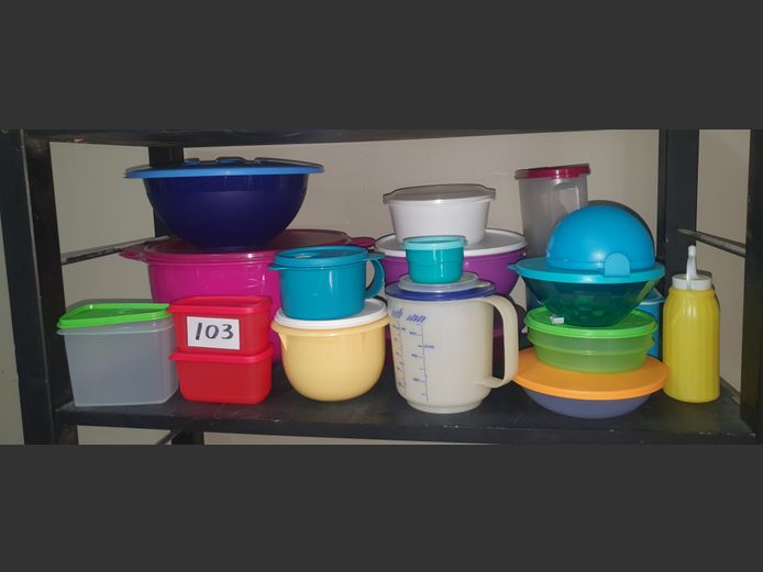 LOT: ASSORTED TUPPERWARE CONTAINERS WITH LIDS